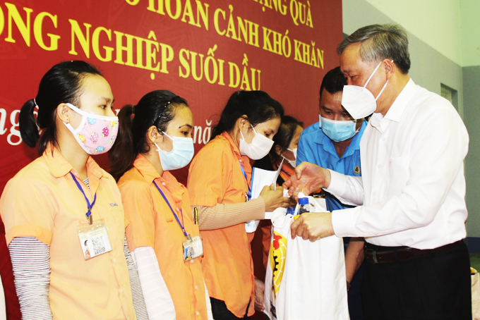 Đoàn công tác Trung ương trao 500 suất quà cho công nhân có hoàn cảnh khó khăn