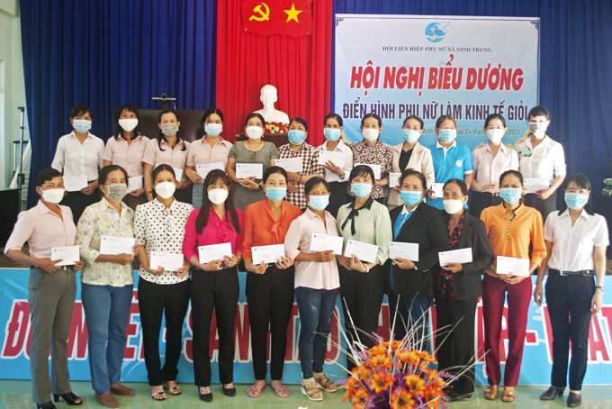  Bà Nguyễn Thị Thu Thủy - Chủ tịch Hội Phụ nữ xã Ninh Trung trao quà cho các hội viên làm kinh tế giỏi.