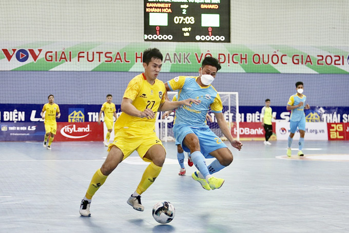  Các cầu thủ Sanvinest Khánh Hòa đeo khẩu trang thi đấu vòng 13  giải futsal HDBank vô địch quốc gia.
