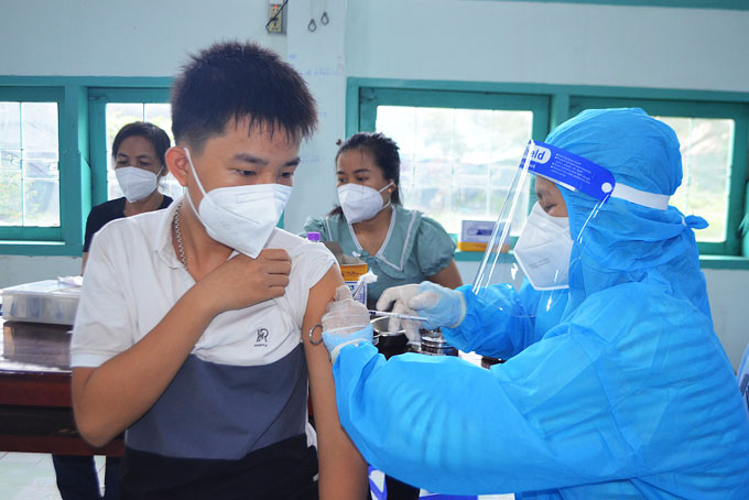 Tiêm vắc xin cho học sinh ở Diên Khánh