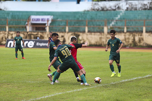 Match between Van Ninh (in red jersey) and Cam Ranh (in dark cyan jersey)