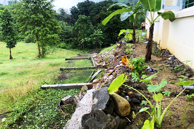 Đoạn tường rào bị đổ sập do mưa lớn  tại Trường Tiểu học Cầu Bà (huyện Khánh Vĩnh). 