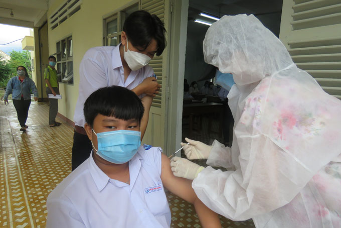 Tiêm vắc xin cho học sinh ở Vạn Ninh