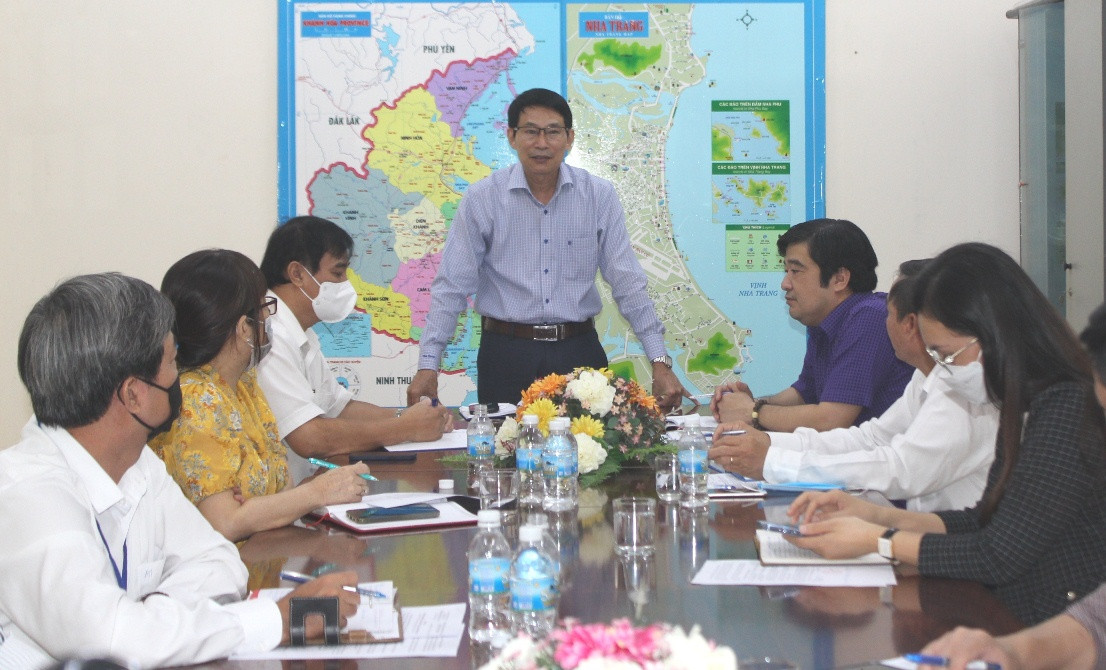 Ông Đinh Văn Thiệu phát biểu chỉ đạo tại buổi làm việc với Trung tâm Dịch vụ việc làm tỉnh.
