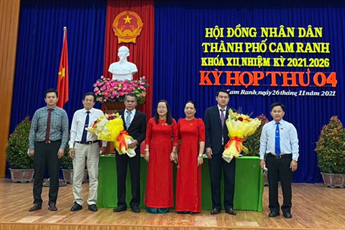 Thường trực HĐND và UBND TP. Cam Ranh tặng hoa chúc mừng ông Lương Đức Hải và ông Lê Ngọc Thạch.