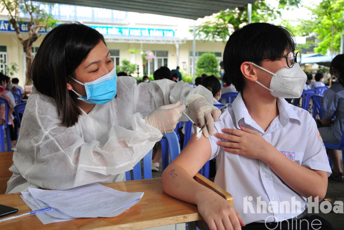 Over 1,000 students of Au Co Junior High School will be vaccinated