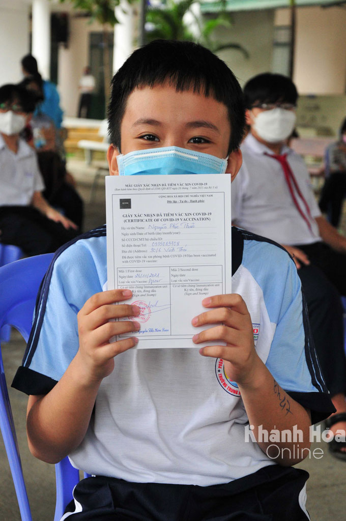 A student with COVID-19 vaccine certificates