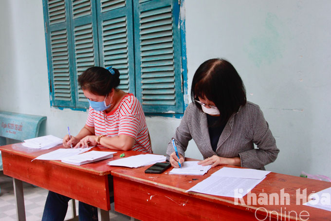 Teachers of Tran Nhat Duat Junior High School filling in COVID-19 vaccine certificates for students