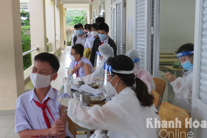 On November 26, 830 students of Bui Thi Xuan Junior High School (Nha Trang City) were vaccinated against COVID-19.