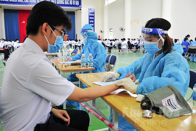 Kiểm tra sức khoẻ của học sinh trước khi tiêm vắc xin ở Nha Trang