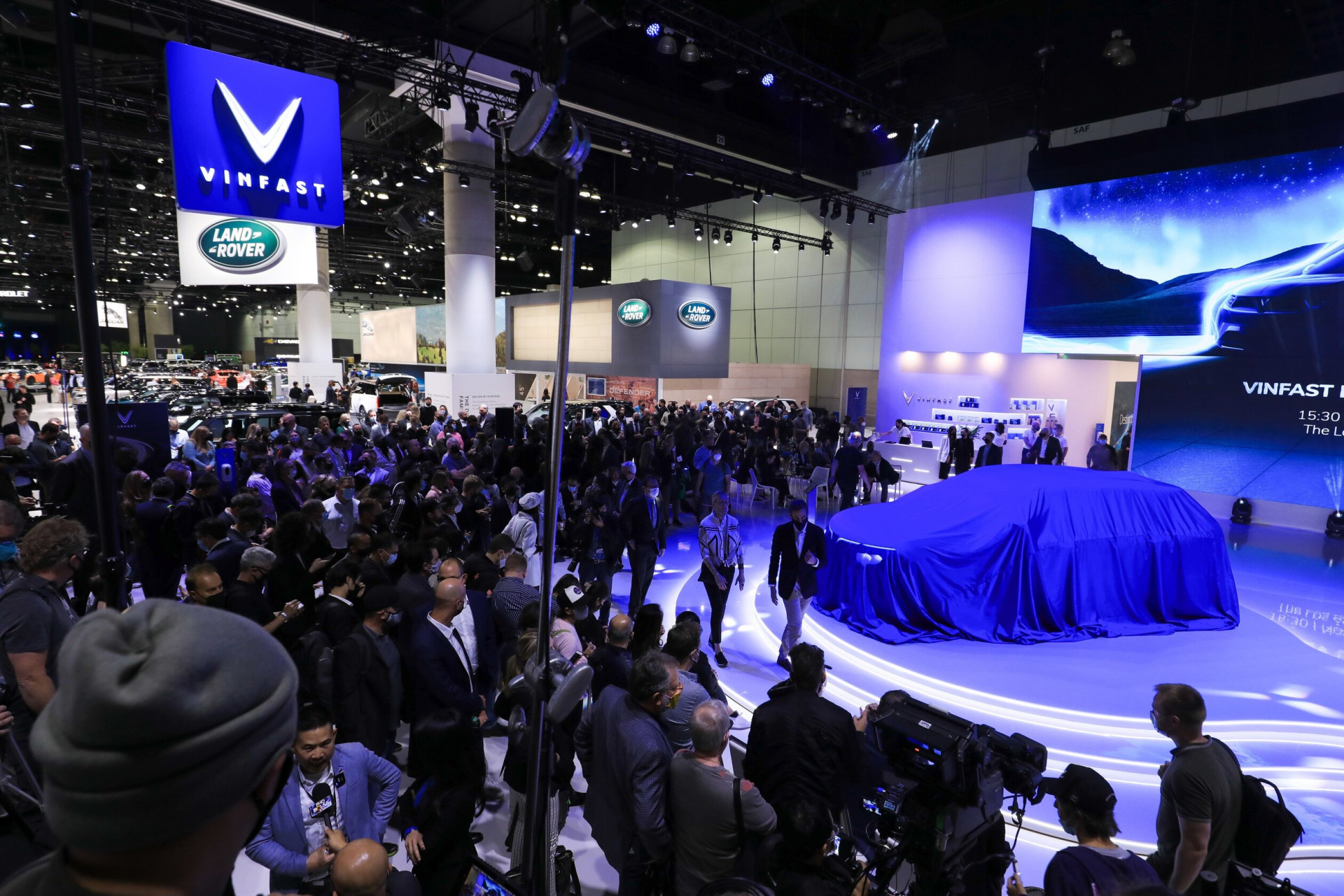 VinFast trở thành tâm điểm tại Los Angeles Auto Show 2021 với màn ra mắt ấn tượng.