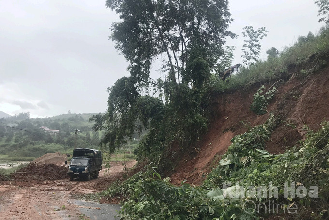 Tại Khánh Sơn đang xuất hiện nhiều điểm có nguy cơ tiếp tục bị sạt lở sau mỗi trận mưa lớn.