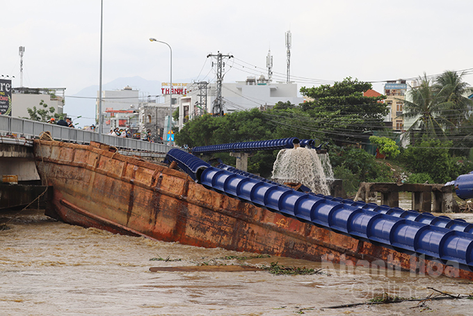 Tạm ngừng cung cấp nước khu vực phía Bắc TP. Nha Trang do sà lan làm vỡ đường ống