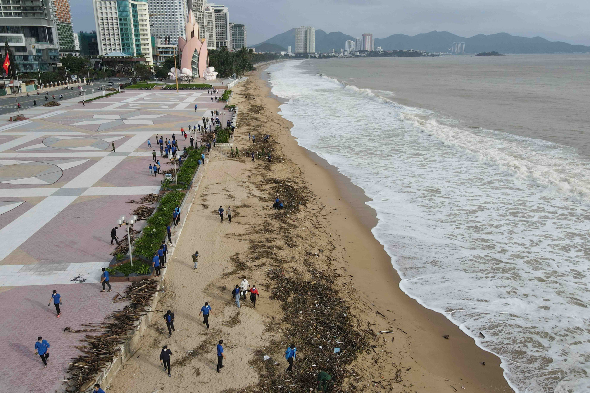 Sau đợt mưa lớn kéo dài, bờ biển TP. Nha Trang ngập tràn rác và các thân cây, củi...
