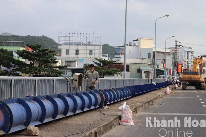 Đã khắc phục sự cố vỡ tuyến ống cấp nước ở cầu Hà Ra