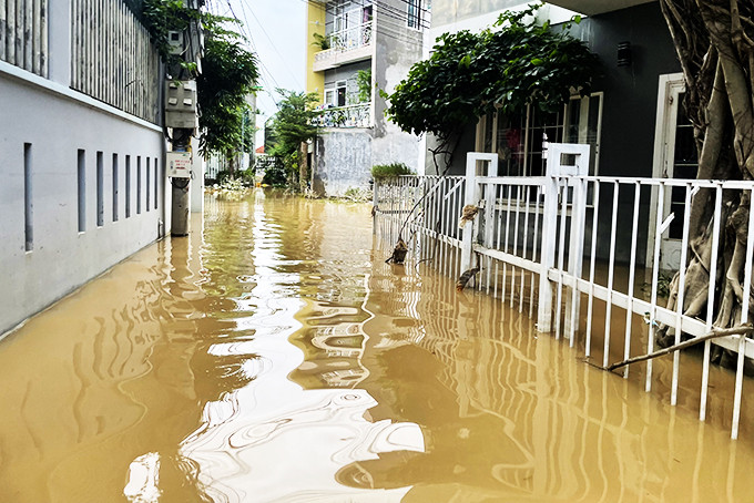 Nước lũ lên nhanh, rút chậm do hạ tầng dân cư phía tây Nha Trang không đảm bảo.