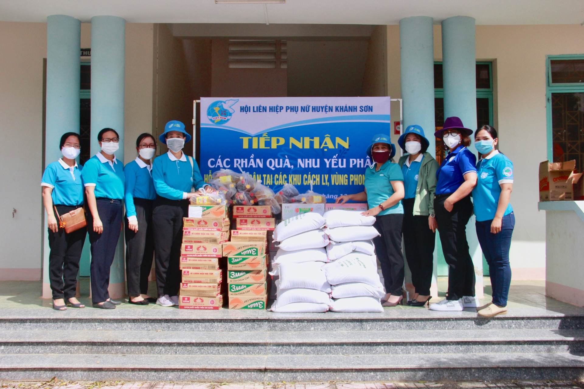 300 phần quà được Hội LHPN tỉnh chuyển tới cho người dân tại khu cách ly, phong tỏa huyện Khánh Sơn.