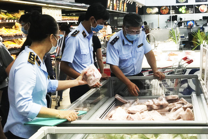 Lực lượng Quản lý thị trường kiểm tra mặt hàng thịt đông lạnh  tại một siêu thị ở TP. Nha Trang.