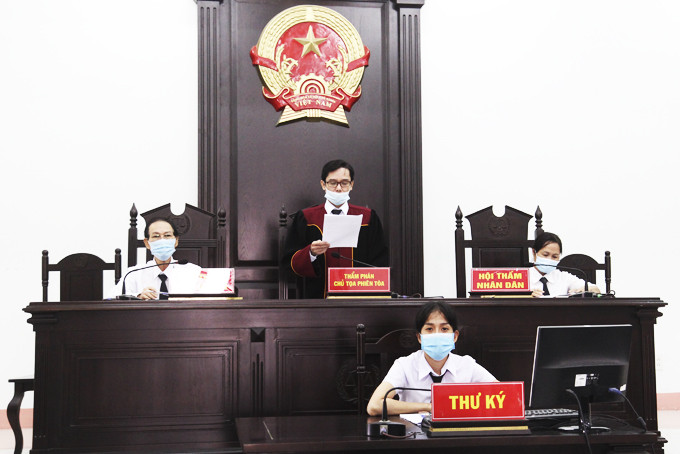 Hội đồng xét xử dân sự sơ thẩm (hàng trên) tại Tòa án nhân dân tỉnh ngày 3-12-2021.