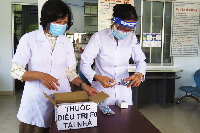  Cán bộ y tế xã Diên Thạnh, huyện Diên Khánh chuẩn bị thuốc điều trị tại nhà cho F0.