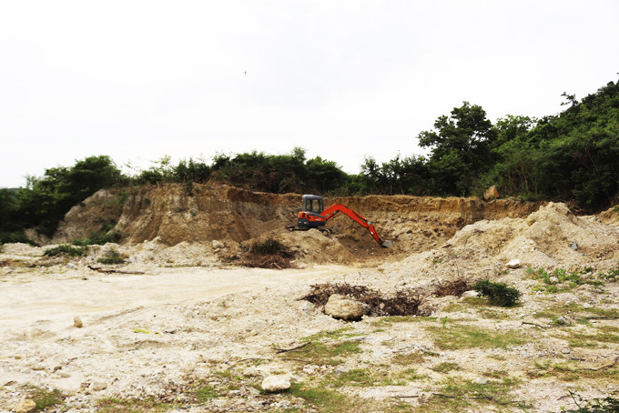Một khu vực bị đào bới để khai thác đất ở núi Cấm.