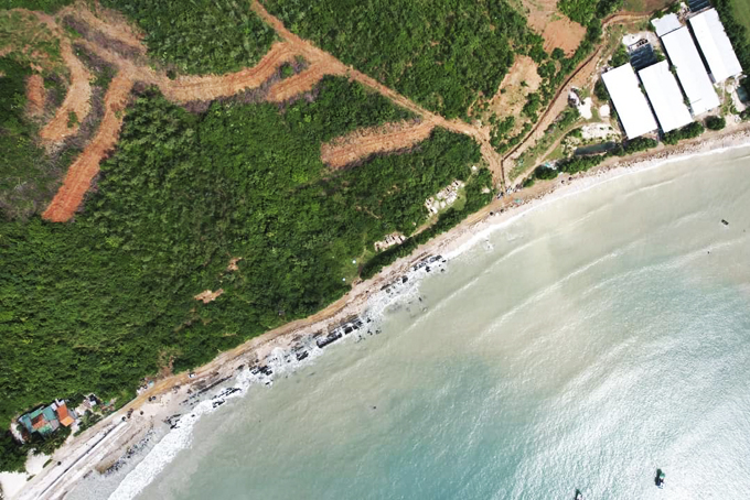 Khai thác đất, cát trái phép ở mũi Dù - núi Cấm