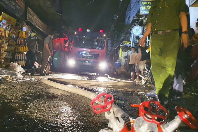 Xe tiếp nước phục vụ công tác chữa cháy tại căn nhà trên đường Đoàn Trần Nghiệp. 