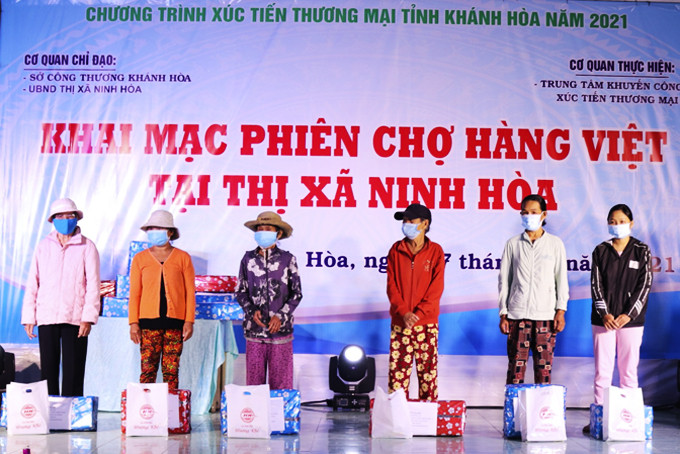 Khai mạc phiên chợ hàng Việt về nông thôn tại thị xã Ninh Hòa. 