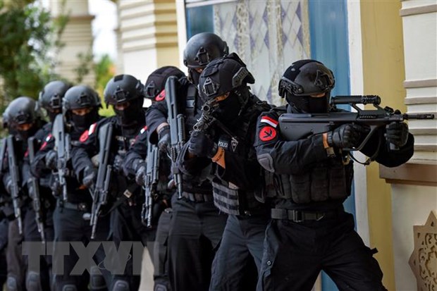 Cảnh sát tham gia cuộc diễn tập chống khủng bố tại Jantho, tỉnh Aceh, Indonesia. (Ảnh: AFP/TTXVN)