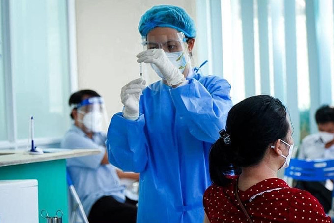 Tiêm vắc xin cho người dân ở Nha Trang