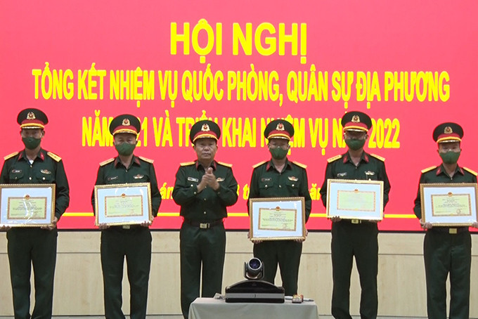 Lãnh đạo Bộ Chỉ huy Quân sự tỉnh trao bằng khen của UBND tỉnh cho các cá nhân đạt thành tích xuất sắc trong công tác phòng, chống dịch Covid-19.