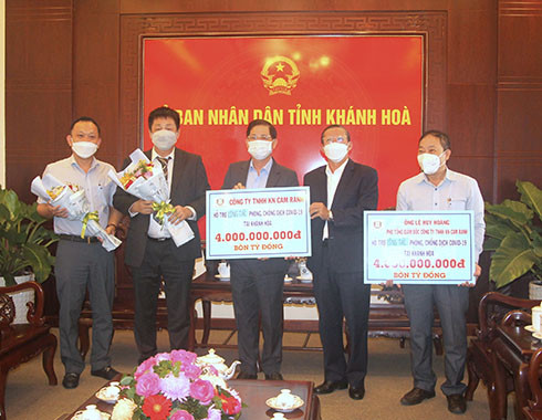 Ông Nguyễn Tấn Tuân (giữa) tiếp nhận hỗ trợ từ Công ty TNHH KN Cam Ranh.