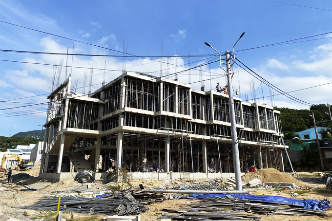 Khối chung cư Dự án Nhà ở xã hội Cam Ranh đang được khẩn trương hoàn thiện.