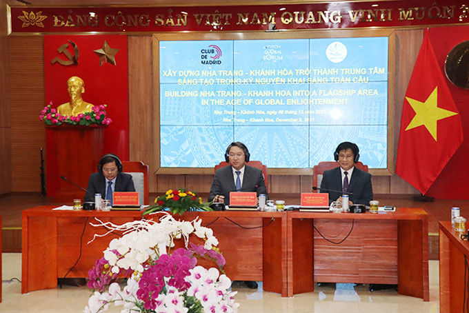 Ông Nguyễn Hải Ninh (giữa) phát biểu tại diễn đàn