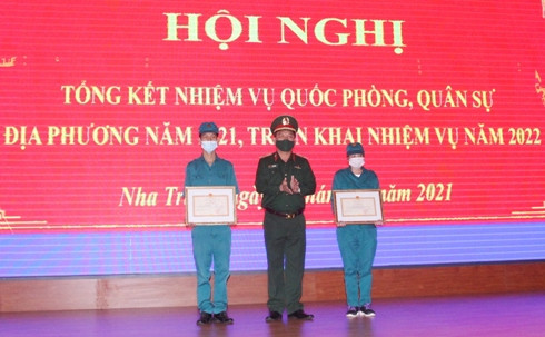Thiếu tướng Võ Văn Hưng trao Bằng khen của Bộ Quốc phòng cho các tập thể, cá nhân.