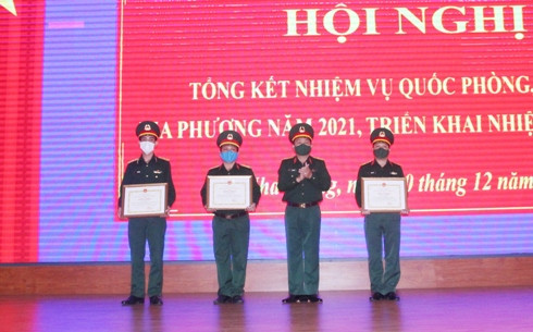 Đại tá Lê Công Chín trao Bằng khen của UBND tỉnh cho các cá nhân.