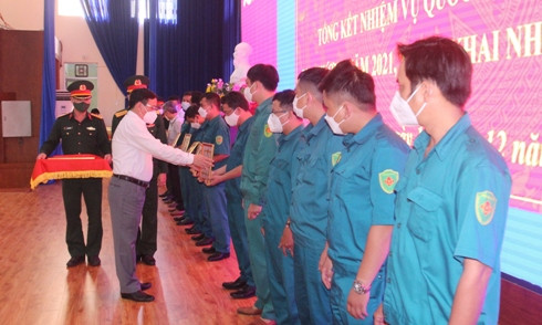 Lãnh đạo TP. Nha Trang trao giấy khen cho các tập thể.