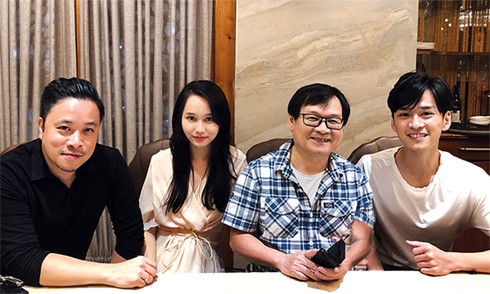 Đạo diễn Victor Vũ, nhà văn Nguyễn Nhật Ánh và 2 diễn viên chính  trong phim “Mắt biếc”.
