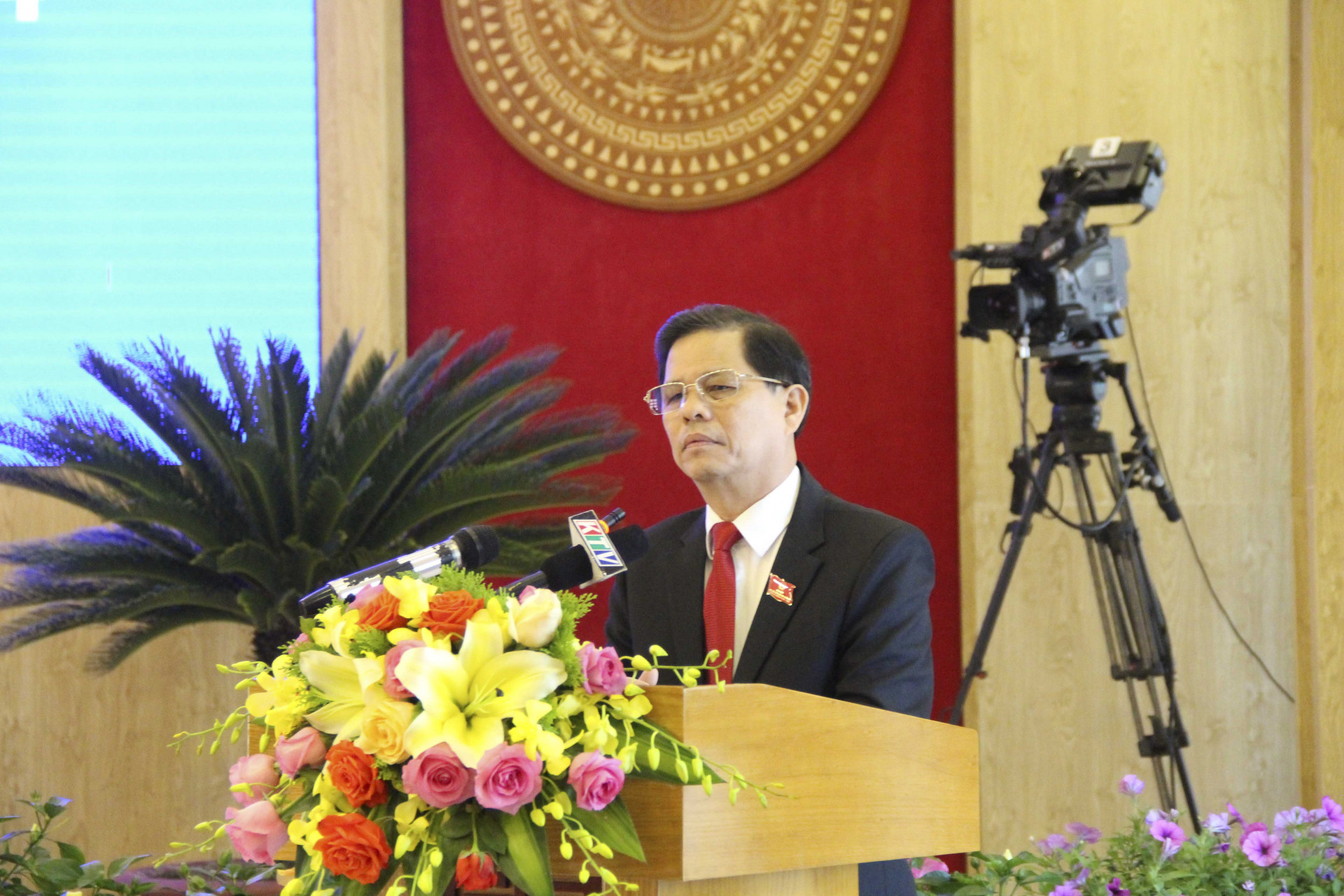 Ông Nguyễn Tấn Tuân phát biểu tiếp thu, giải trình các vấn đề cử tri quan tâm