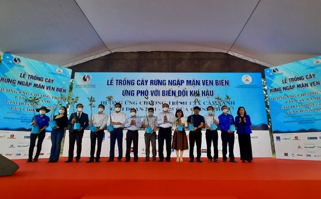 Các đồng chí lãnh đạo tặng cây tượng trưng cho người dân và lãnh đạo xã Cam Thành Bắc, huyện Cam Lâm,  tỉnh Khánh Hòa
