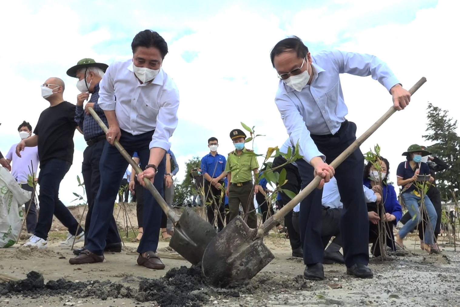 VIDEO: Phát động và trồng 2.000 cây rừng ngập mặn ven biển ứng phó với biến đổi khí hậu