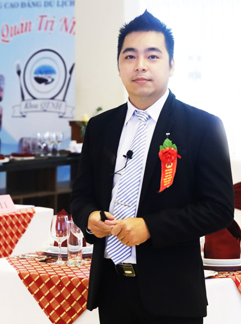 Thầy giáo trẻ tận tụy với nghề