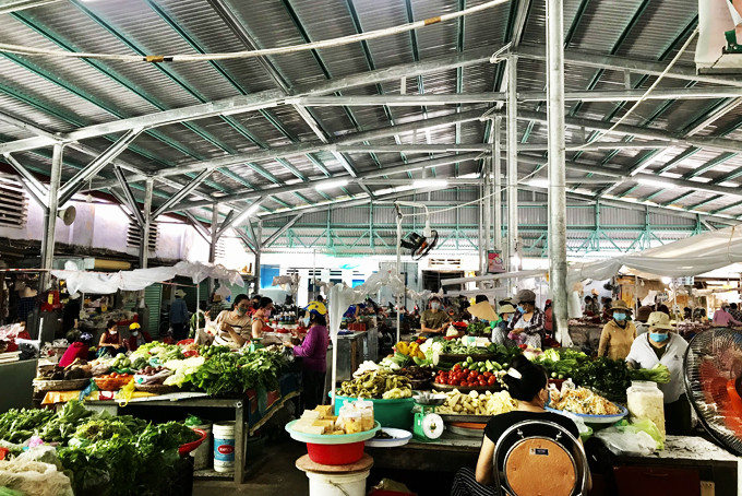 Người dân mua rau tại chợ Phương Sơn. 