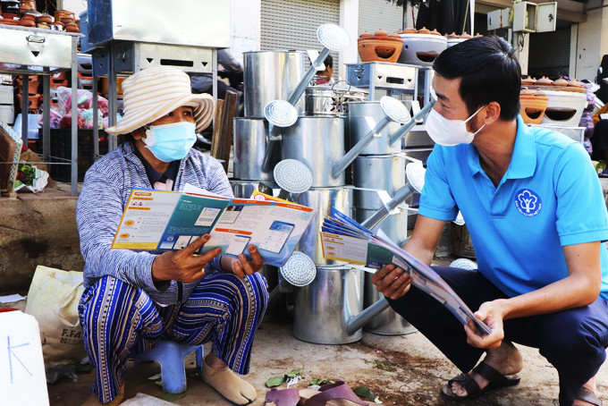 Tư vấn chính sách bảo hiểm xã hội tự nguyện  cho một tiểu thương tại chợ Đầm (TP. Nha Trang). 