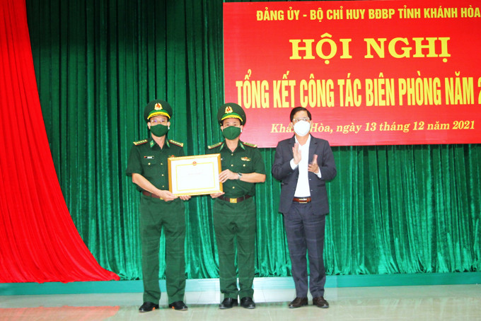 Đồng chí Nguyễn Tấn Tuân trao bằng khen cho  tập thể có thành tích xuất sắc trong đấu tranh chuyên án A2-521.