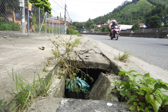 Một số nắp mương thoát nước bị mất, sụp bể