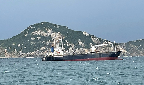 Tàu Ming Yue đang neo tại vịnh Vân Phong 