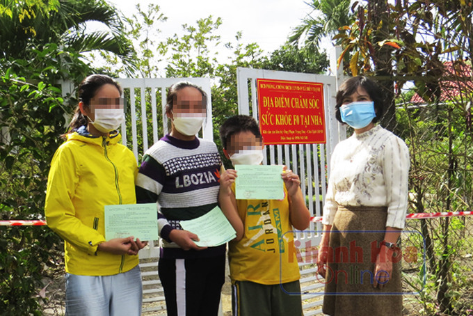 Niềm vui của một gia đình F0 ở Diên Khánh khi nhận được giấy chứng nhận hoàn thành điều trị tại nhà