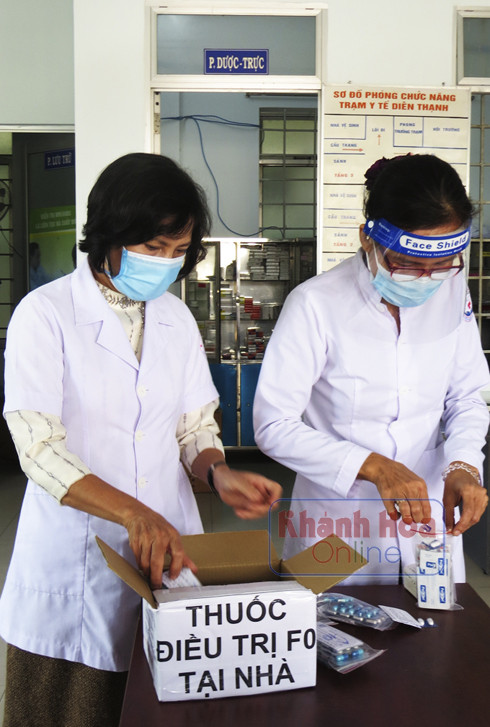 Cán bộ Trạm Y tế lưu động xã Diên Thạnh (huyện Diên Khánh)  chuẩn bị các gói thuốc cho các F0 điều trị tại nhà.  