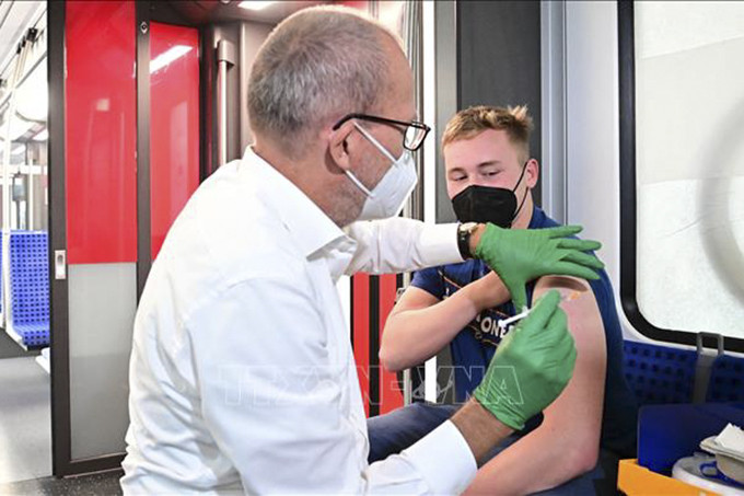 Nhân viên y tế tiêm vaccine COVID-19 cho người dân tại Sonthofen, Đức ngày 30/11/2021. Ảnh: AFP/TTXVN